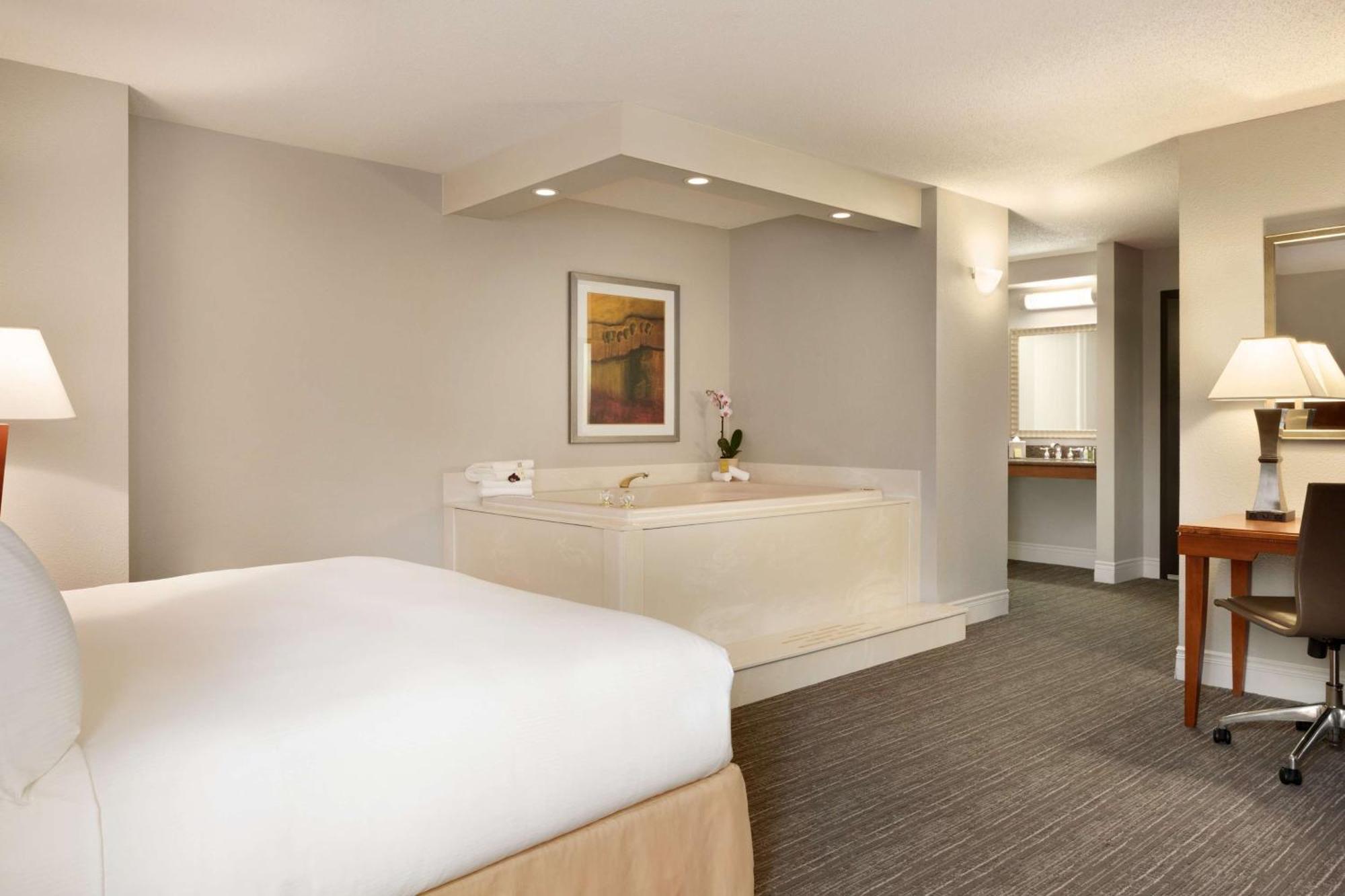 Doubletree By Hilton Minneapolis Park Place Saint Louis Park Exterior photo